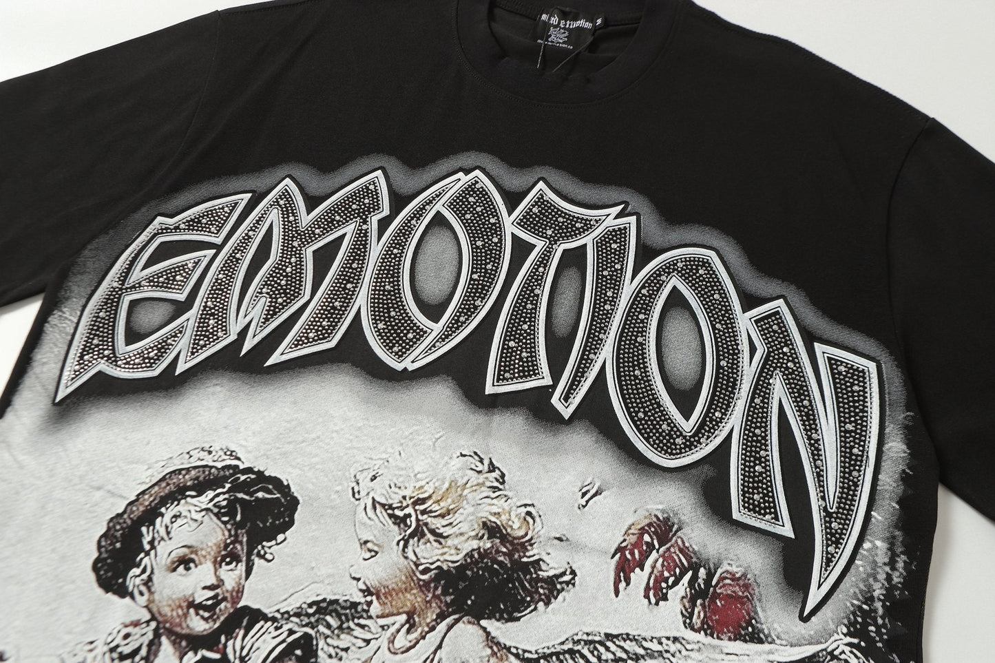 MIXED EMOTION Angel Beach Graphic T-Shirt — detail