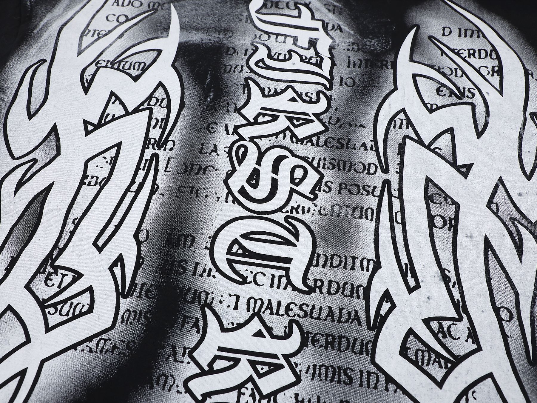 FIRST ROW Y2K Tribal Crop T-Shirt — detail