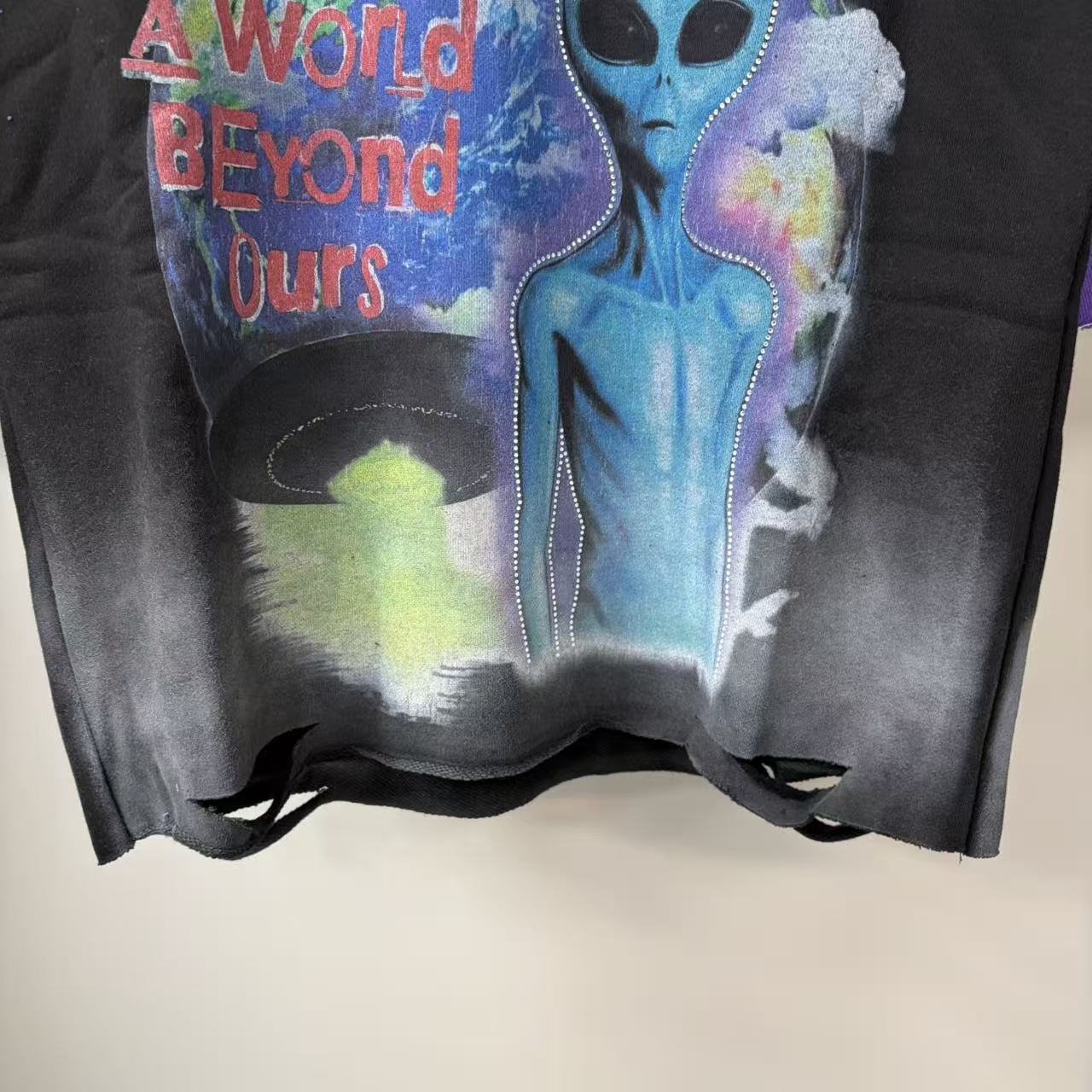 VALE ALL DAY USA A World Beyond Ours Alien Graphic T-Shirt — detail