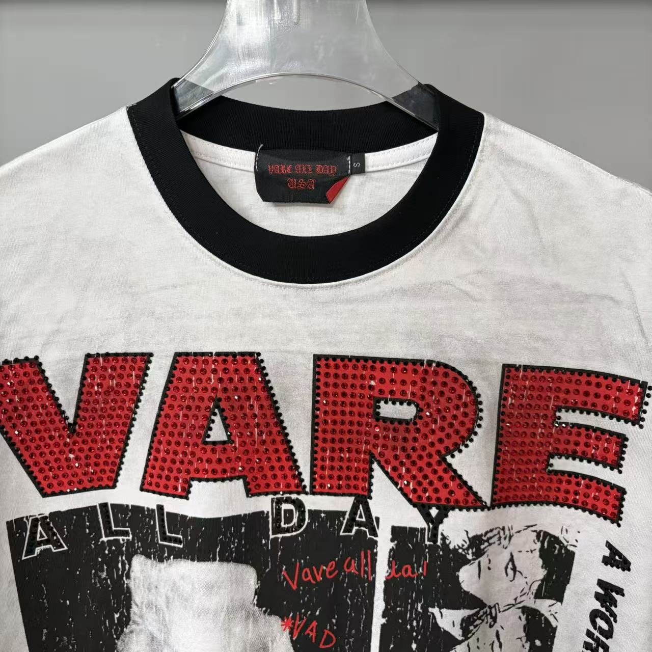VARE ALL DAY Washed Contrast-Sleeve Graphic T-Shirt — detail