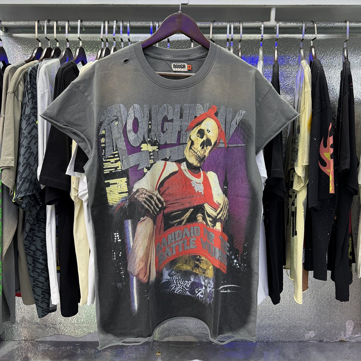 Rough Play Skull Globe Sleeveless T-Shirt — context