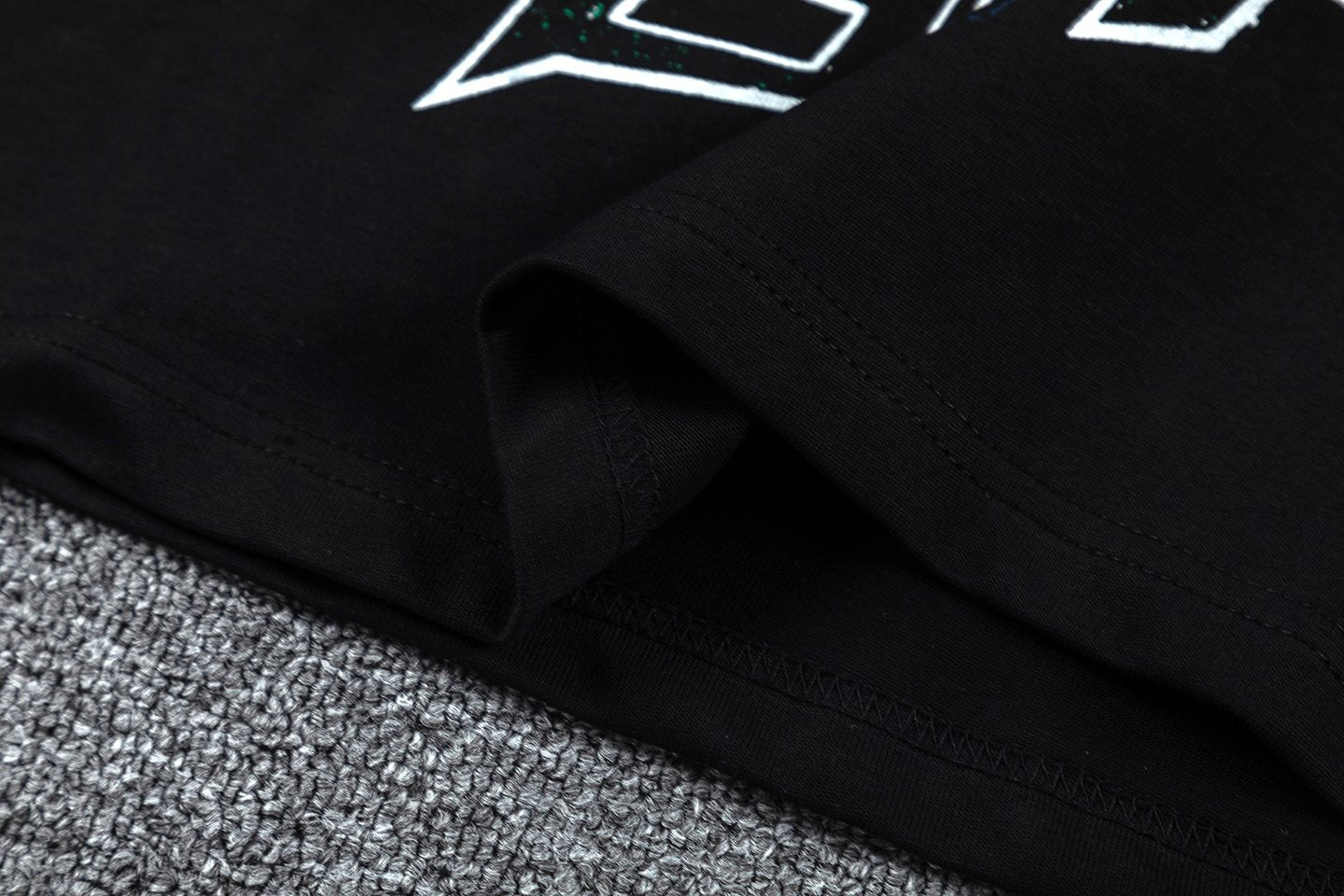 GUAPI Skull Chain Graphic T-Shirt — fabric_closeup