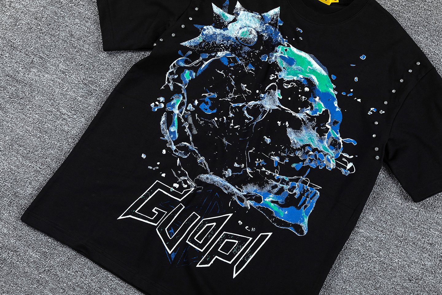 GUAPI Skull Chain Graphic T-Shirt — detail