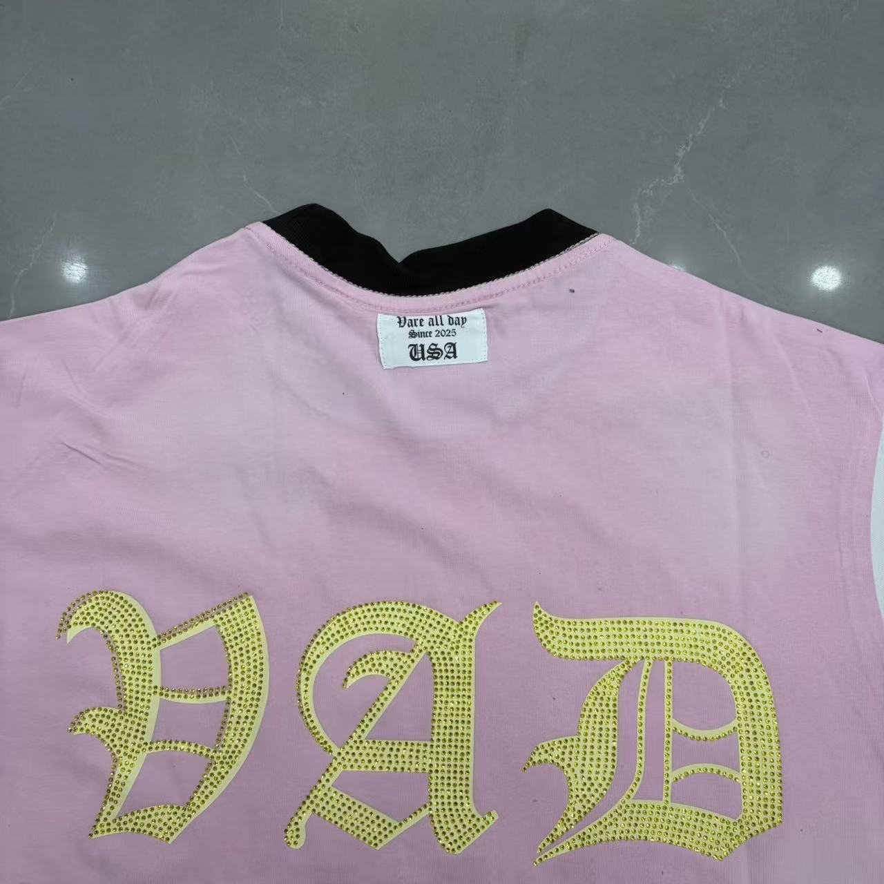 VARE ALL DAY Pink Contrast-Sleeve Graphic T-Shirt — detail